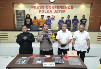 Kabid Humas Polda Jatim Kombes Dirmanto saat memberikan keterangan pers 