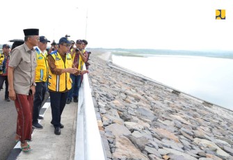 Menteri PU Dody Hanggodo saat meninjau pembangunan saluran irigasi Semantok Kiri di Kabupaten Nganjuk, Jatim