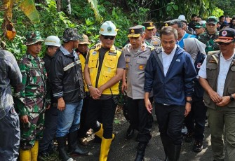 Kapolda Jabar Irjen Pol Akhmad Wiyagus saat meninjau lokasi bencana alam di Sukabumi, Kamis (5/12)