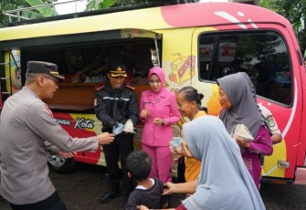 Mobil Si Sumeh Polres Pasuruan Kota saat salurkan bantuan untuk korban banjir di Rejoso, Senin (9/12)