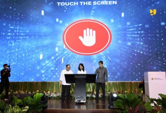 Wamen PU Diana Kusumastuti saat launching buku peta sumber gempa dan aplikasi modifikasi gerak tanah di Jakarta, Selasa (10/12)