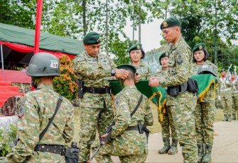 Pangkostrad Letjen TNI Mohamad Hasan saat menyematkan Brevet Cakra, Jum'at (13/12)