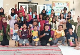 Edukasi tabungan kreatif anak di balai RW15 Medokan Ayu, Surabaya, Sabtu (14/12)