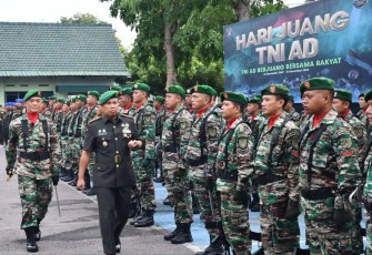 Danrem 081/DSJ Kolonel Inf Rama Pratama saat Inspeksi pasukan peringati Hari Juang TNI AD, Minggu (15/12)