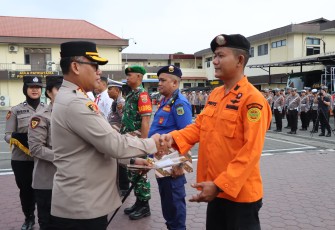 Kapolrestabes Medan Berikan Penghargaan kepada Personel Berprestasi.