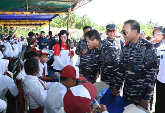 Kasal Laksamana TNI Muhammad Ali saat memberikan makan bergizi gratis