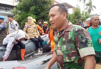 Personel TNI AD saat evakuasi warga terdampak banjir di Kabupaten Ponorogo, Senin (16/12)