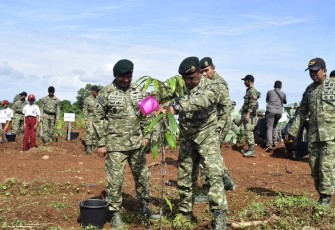 Pangkostrad Letjen TNI Mohamad Hasan saat tanaman pohon di Mako Divif 3 Kostrad, Gowa, Senin (16/12)
