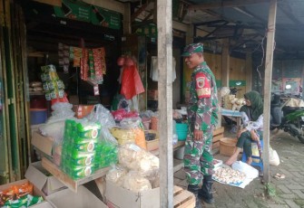 Pantau harga kebutuhan pokok masyarakat di pasar tradisional 