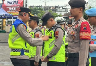 Kapolres Purbalingga AKBP Rosyid Hartanto saat menyematkan rompi personel, Selasa (24/12)
