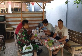 Komsos Babinsa bersama warga binaannya