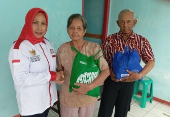 Bendahara JPKPN Depok Srimulyani memberikan bingkisan sembako Natal, Rabu (25/12)
