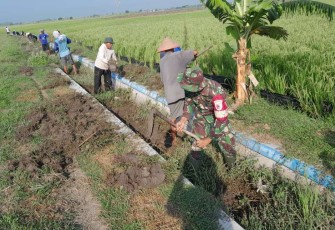 Pembersihan saluran air di wilayah binaan