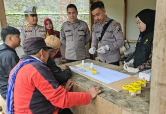 Test urine sopir Jeep dan bus wisata di kawasan Bromo, Jum'at (27/12)