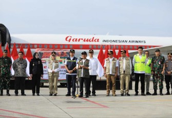 Menteri Koordinator Pembangunan Manusia dan Kebudayaan (Menko PMK) Pratikno saat memberikan sambutan dan arahan pada pelepasan simbolis bantuan kemanusiaan RI yang akan di kirim Vanuatu pada Jumat, (27/12) di Lapangan Udara Halim Perdana Kusuma.