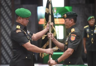 Kasad Jenderal TNI Maruli Simanjuntak melantik Pangkostrad Letjen TNI Mohammad Fadjar di Jakarta 