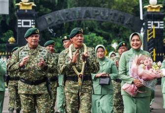 Pangkostrad Letjen TNI Mohammad Fadjar saat disambut di Mako Kostrad, Jakarta, Selasa (31/12)