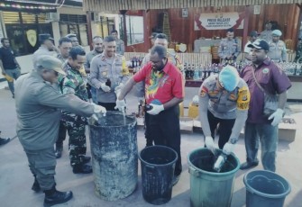 Dandim 1808/Mansel Letkol Arm Adin Suroyo memusnahkan miras jelang malam tahun baru, Minggu (31/12)