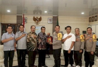 Kapolda Kupang Irjen Pol Daniel Tahi Monang Silitonga menerima cenderamata Ketua Pengadilan Tinggi Kupang, Kamis (4/1)