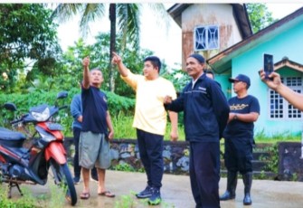 Bupati Bintan Saat Meninjau Lokasi Banjir dan Longsor 