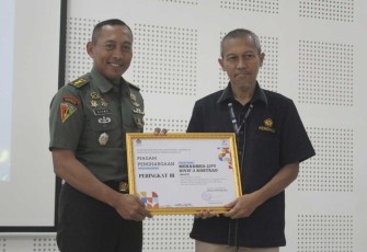 Kasmenarmed 2 Kostrad Letkol Arm Siswo Budiarto menerima penghargaan Satker Terbaik dari KPPN Malang, Rabu (24/1)