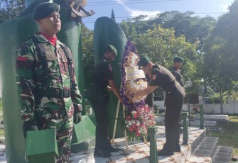 Danyonarmed 1 Kostrad Mayor Arm Ihalauw Garry Herlambang meletakkan karangan bunga peringati HUT Yonarmed 1 Kostrad ke 72 di TMP Wolter Monginsidi, Lawang, Kabupaten Malang, Sabtu (27/1)