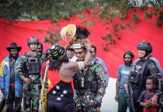 Dansatgas 300 Siliwangi Letkol Inf Afri Swandi Ritonga saat dianugerahi gelar Kogoya oleh Kepala Suku besar Kab Puncak Abelum Kogoya, Selasa (30/1)