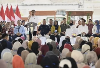 Presiden Joko Widodo saat berdialog dengan keluarga penerima manfaat di Bantul, Selasa (30/1)