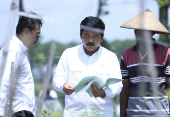 Menteri ATR/BPN Hadi Tjahjanto saat menyerahkan sertifikat di desa Puncu Kabupaten Kediri, Jawa Timur, Kamis (1/2)