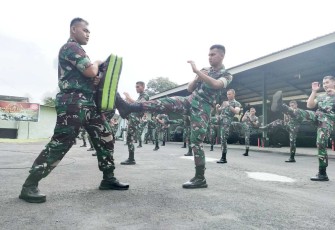 Latihan beladiri diri militer prajurit Menarmed 2 Kostrad, Rabu (7/2)