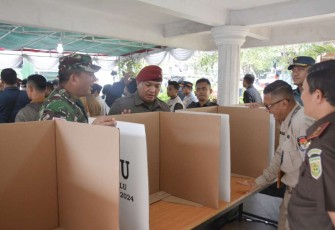 Danrem 033/WP Brigjen TNI Jimmy Watuseke saat pengecekan distribusi logistik pemilu di TPS Kota Tanjungpinang, Selasa (13/2)
