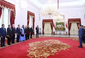 Presiden Joko Widodo menerima surat kepercayaan dari sembilan duta besar luar biasa dan berkuasa penuh (LBBP) negara-negara sahabat di Istana Merdeka, Jakarta, pada Kamis, 15 Februari 2024.