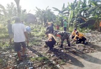 Bersihkan lingkungan bersama warga binaan