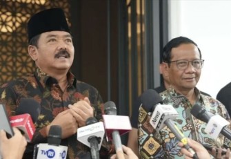 Menko Polhukam Hadi Tjahjanto saat memberikan keterangan pers usai silaturahmi di kediaman Mahfud MD di Jakarta, Kamis (22/2)