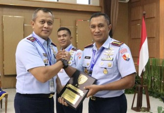 Danlanud Sutan Sjahrir Kolonel Nav Sani Salman Nuryadin saat menerima penghargaan Zero Accident Award 2024 dari Pangkoopsud I dalam acara Rakernis Koopsud I TA 2024 di Jakarta, Senin (4/3)