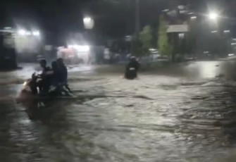 Warga mencoba menerjang banjir di kota Jayapura 