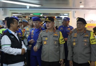 Kabaharkam Polri Komjen Dr Muhammad Fadil Imran meninjau arus mudik di pelabuhan Merak Banten, Selasa (9/4)