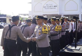Kapolres Semarang AKBP Achmad Oka Mahendra saat halalbihalal bersama anggotanya, Rabu (17/4)