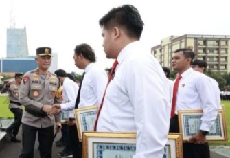 Kapolda Jatim Irjen Pol Imam Sugianto memberikan penghargaan anggotanya yang berprestasi, Rabu (17/4)