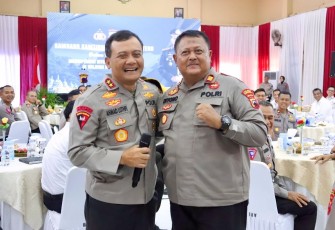 Kapolda Jateng Irjen Pol Ahmad Luthfi bersama anggota Polres Purworejo, Senin (22/4)