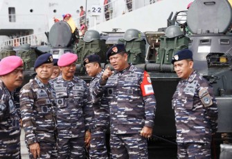Pangkoarmada III Laksda TNI Hersan memberikan arahan usai apel gelar pasukan operasi Trisila-24, Kamis (25/4)
