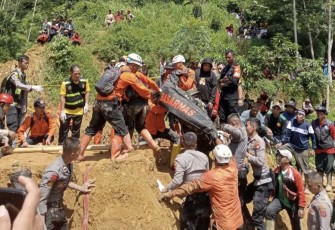 Proses evakuasi korban yang tertimbun longsor di Kabupaten Garut, Jawa Barat pada Jumat (26/4)