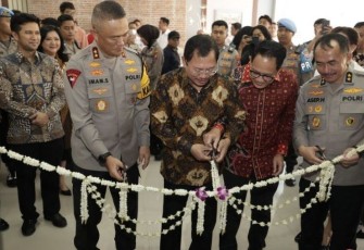 Kapolda Jatim Irjen Pol Imam Sugianto saat pengguntingan pita resmikan Klinik Immunoteraphy Nusantara By Terawan, Senin (29/4)