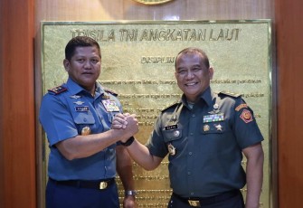 Pangkoarmada III Laksda TNI Hersan bersama Wairjen TNI Mayjen TNI Alvis Anwar, Selasa (21/5)