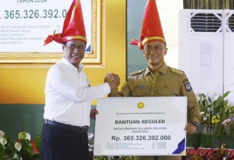 Mentan Amran Sulaiman menyerahkan bantuan Kementan secara simbolis kepada Pj Gubernur Sulbar Prof Zudan Arif Fakrulloh 