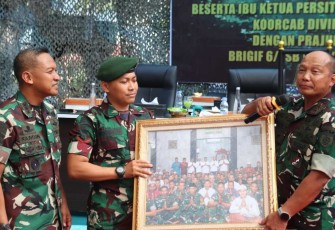 Pangdivif 2 Kostrad Mayjen TNI Anton Yuliantoro saat menerima cenderamata di Brigif 6/TSB 2 Kostrad, Sukoharjo, Rabu (29/5)