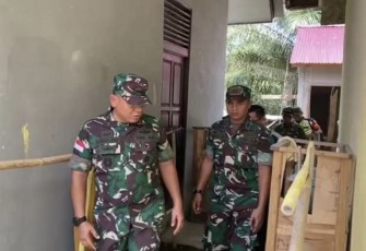 Danrem 121/Abw Brigjen TNI Luqman Arief saat meninjau pembangunan asrama terintegrasi 