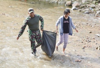Danrem 023/KS Kolonel Inf Lukman Hakim bergandengan tangan jaga lingkungan, Sabtu (15/6)