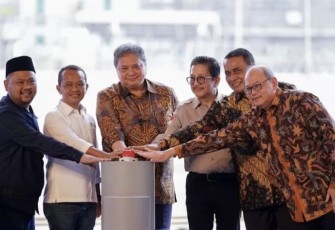 Menko Perekonomian Airlangga Hartarto saat meresmikan smelter PT Freeport Indonesia di Gresik, Kamis (27/6)