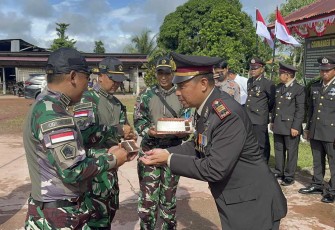 Dansatgas Yonzipur 5/ABW Letkol Czi Shobirin Setio Utomo saat memberikan surprise di HUT Bhayangkara ke-78 